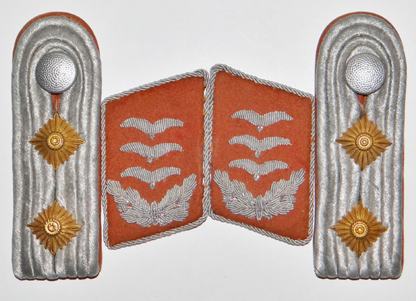 Luftwaffe Hauptmann of Signal Troops Collar Tab & Board Set